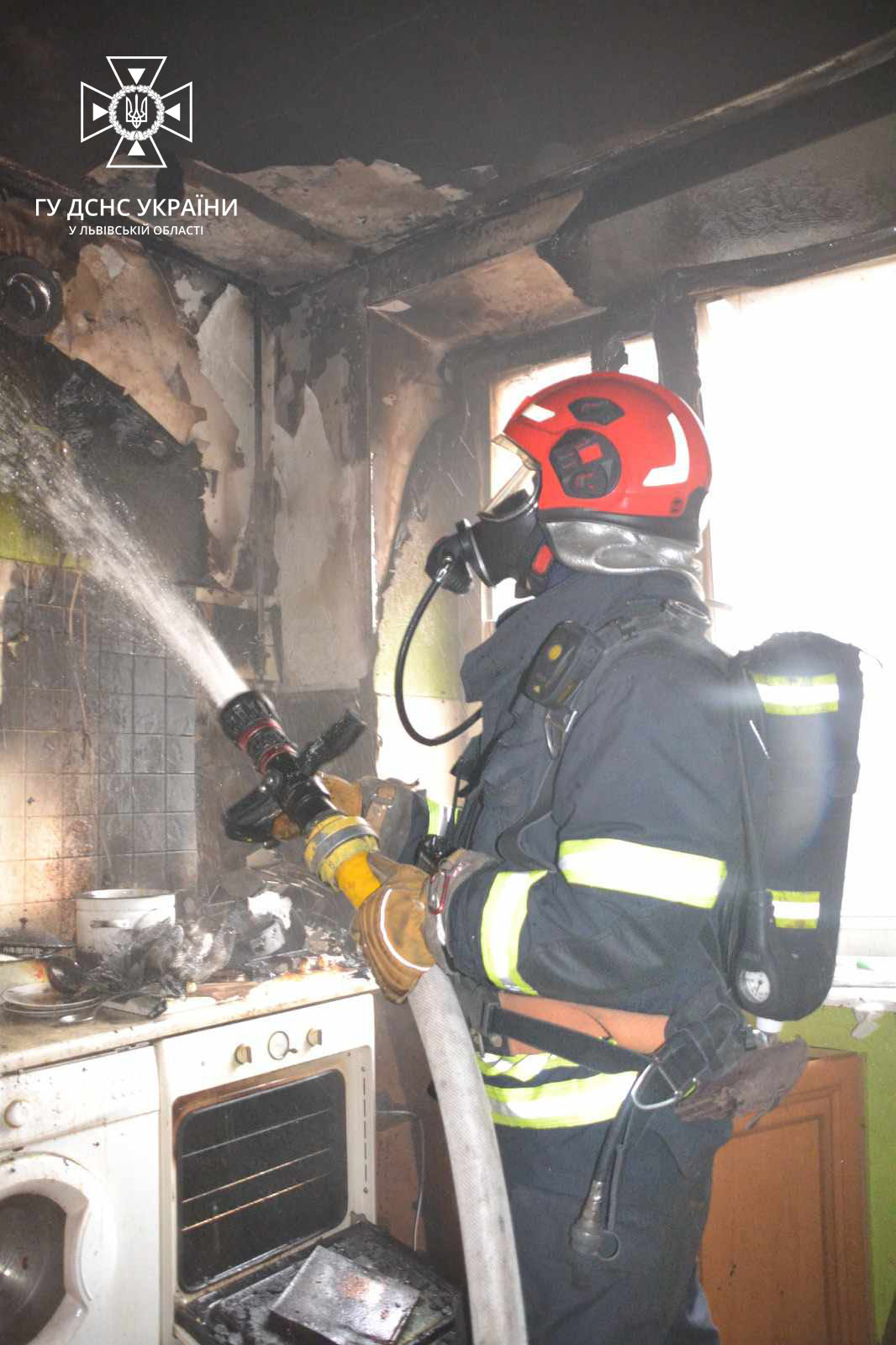 У Львові чоловік ледь не згорів у власній квартирі