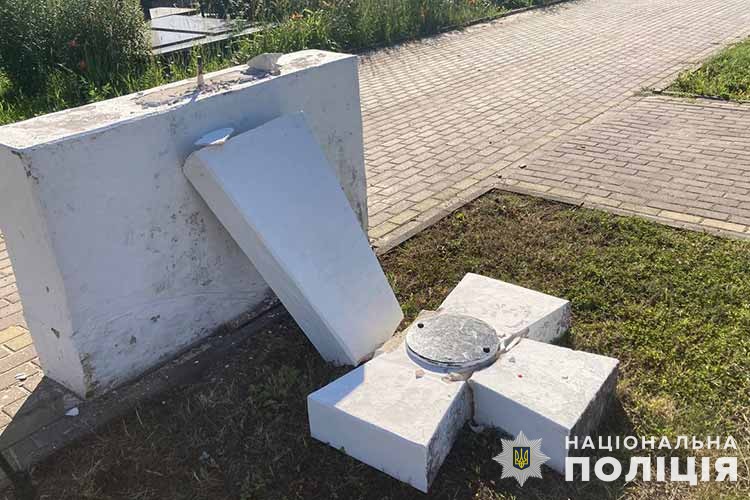 У Тернополі водій пошкодив хрест Меморіалу Українських січових стрільців