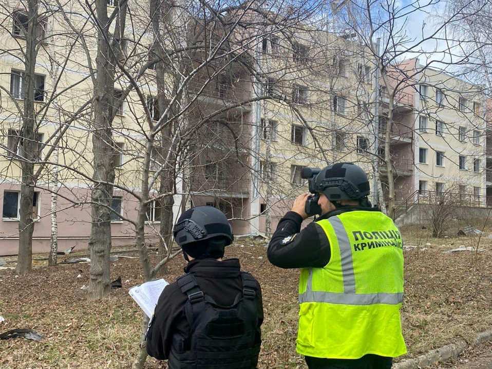 Окупанти поцілили в гуртожиток у Харкові, є постраждалий