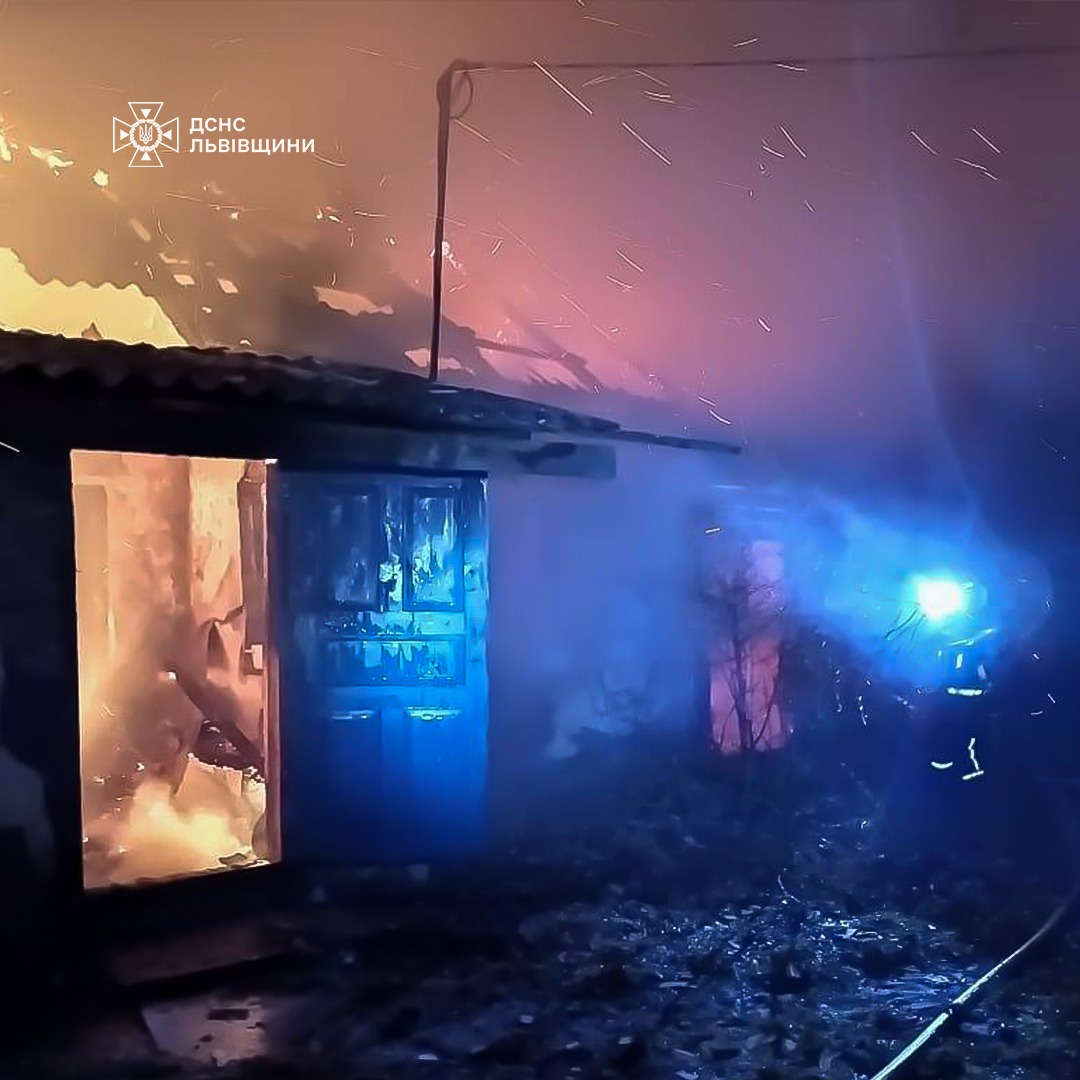 На Львівщині чоловік ледь не загинув у власному будинку (фото)
