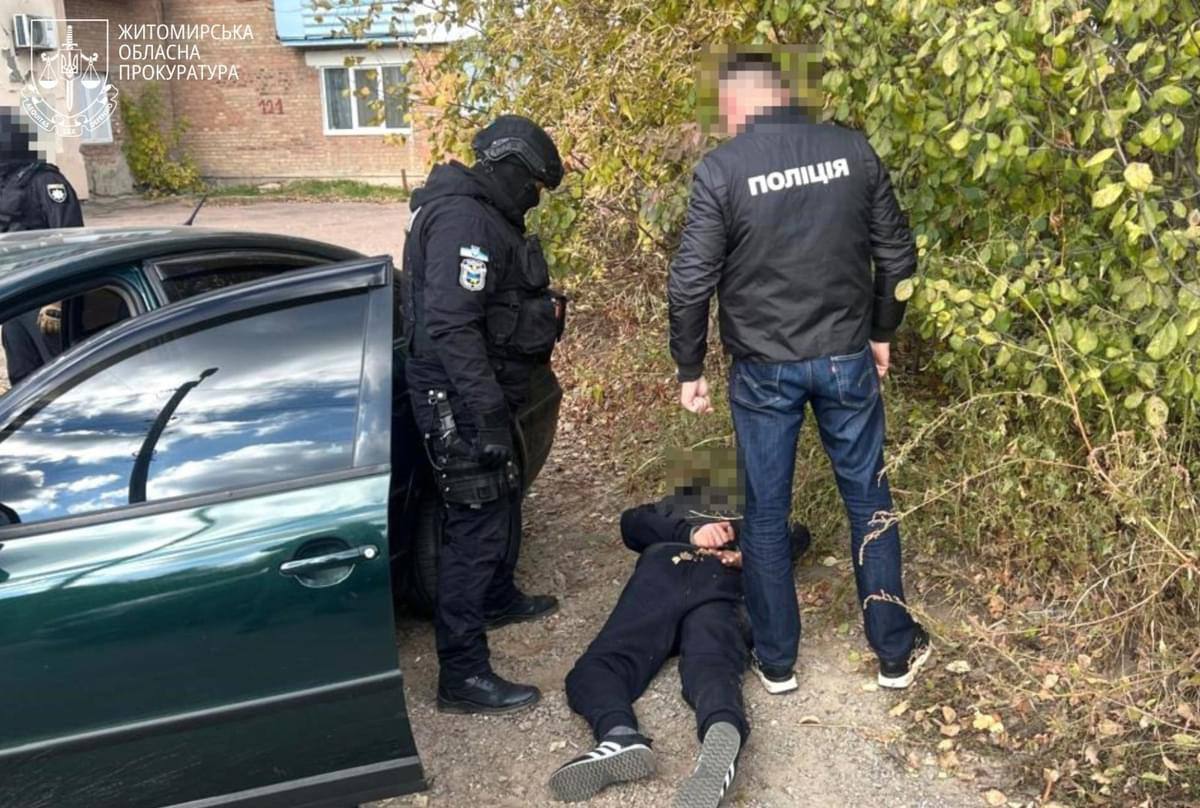 Пригрозили розправою: на Житомирщині двоє чоловіків вимагали гроші у дружини військового