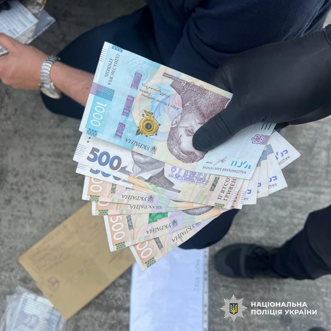 Заробіток на "зв'язках" у сервісних центрах: поліція затримала мешканця Львівщини