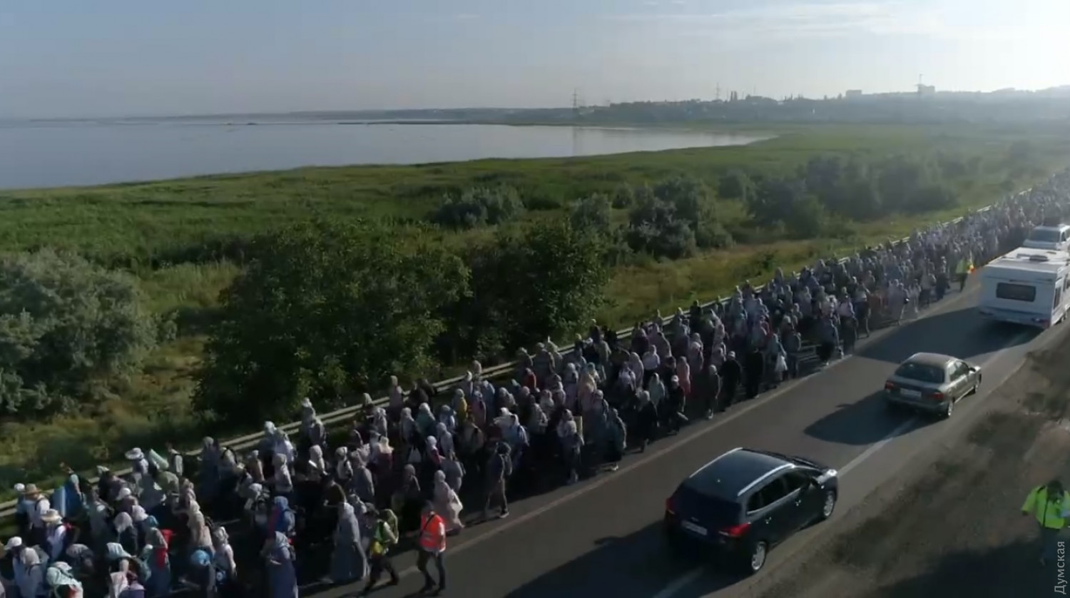 Транспортний колапс. Під Одесою Московський патріархат влаштував хресну ходу по магістралі