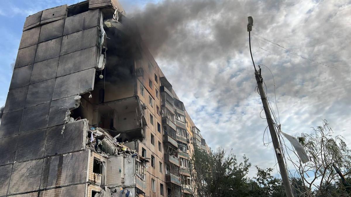 У Кривому Розі пролунали вибухи. Росіяни влучили у багатоповерхівку. Оновлено