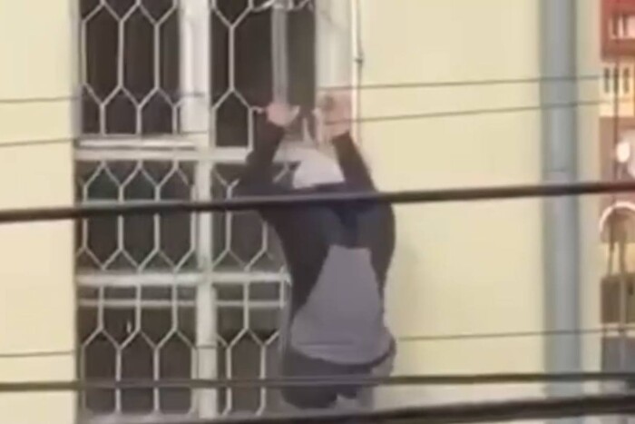 У Мукачеві чоловік втік із ТЦК через ґрати у вікні на другому поверсі