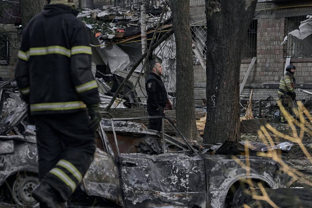 У Києві з-під завалів рятувальники дістали тіло 8 людини, яку вбила Росія