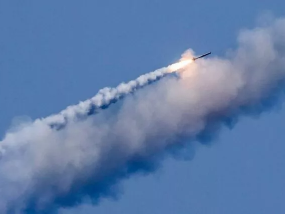 Над Хмельниччиною також збили ракету: уламки впали в полі, пошкоджень немає