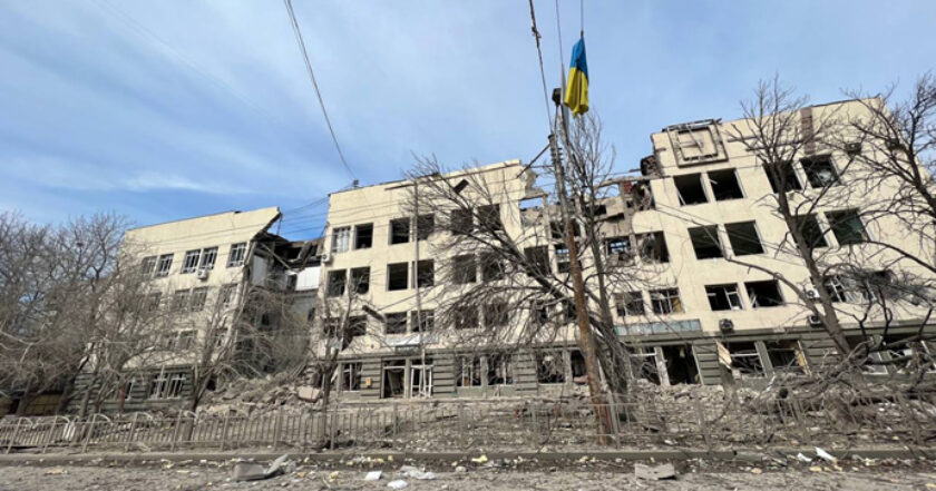 Російські загарбники обстріляли школу в Маріуполі, де ховалися мирні мешканці