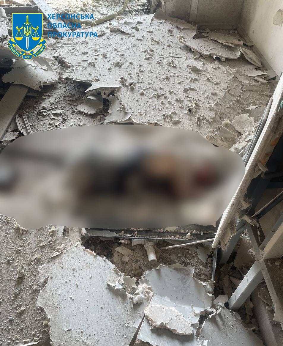 Окупанти вдарили по житловому кварталу Херсона. Є загиблий