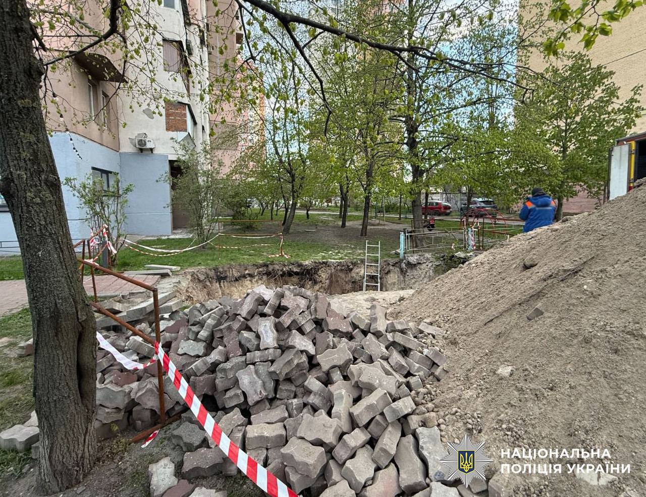 У Києві 18-річна дівчина впала в неогороджену яму з водою — вілкрито провадження