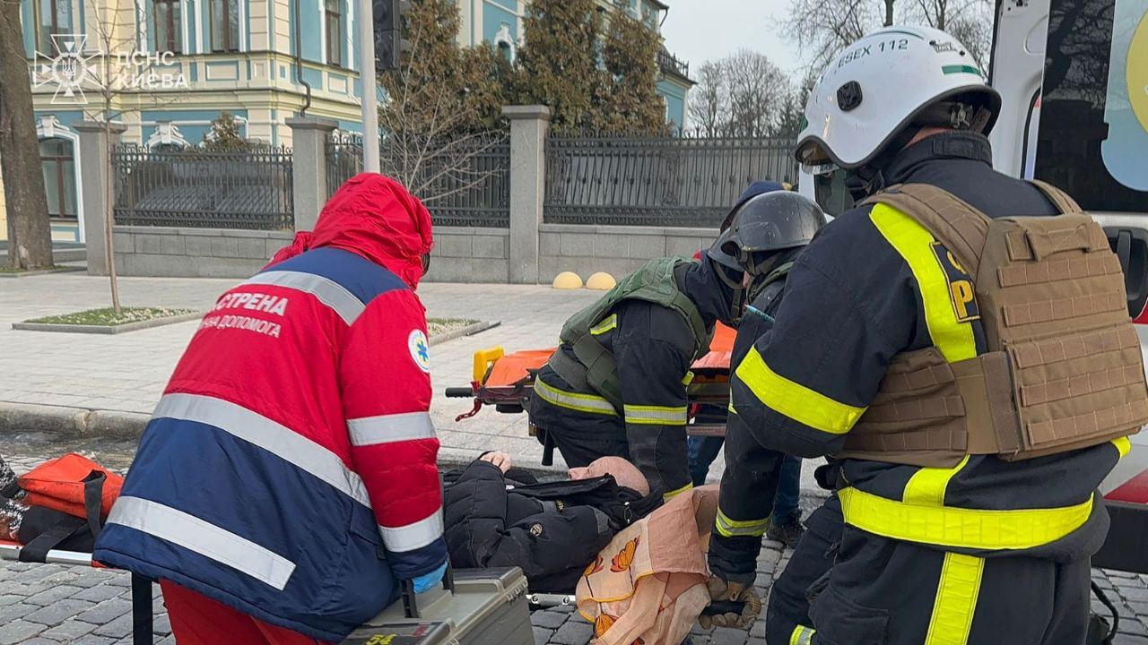У Києві під завалами будинку знайшли мертву жінку: нові фото з місця вибуху