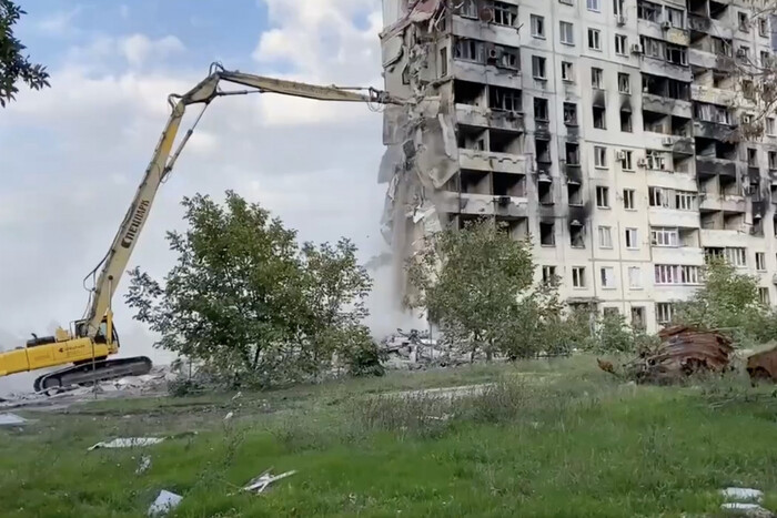 Російські окупанти  продовжують нищити Маріуполь. Відео