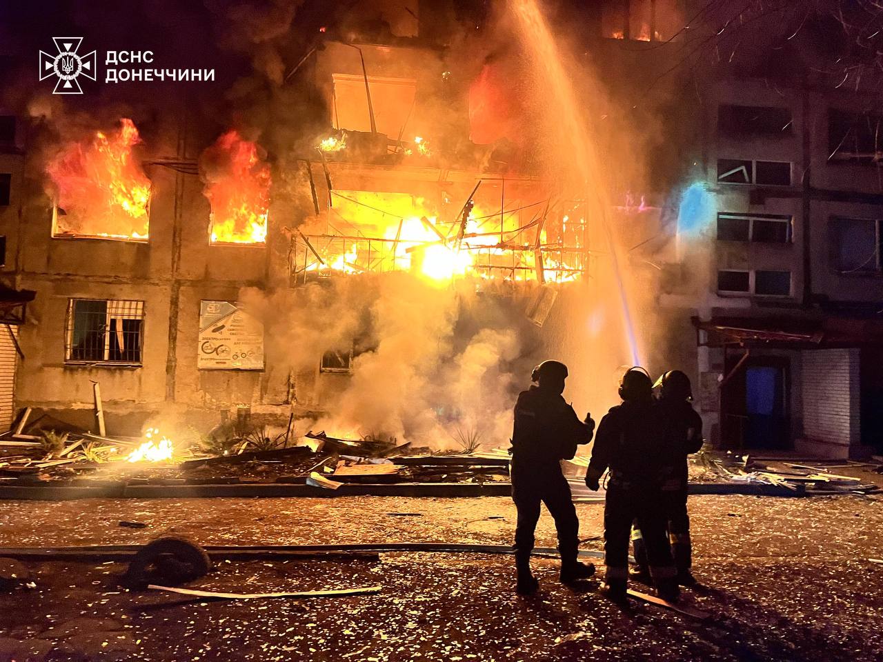 Росіяни обстріляли житловий сектор Добропілля: загинули 11 людей, 30 поранених (фото)