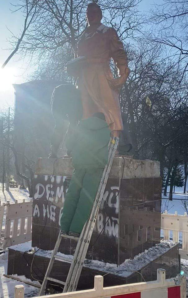 У Києві зносять льотчика Чкалова. На черзі - генерал Ватутін