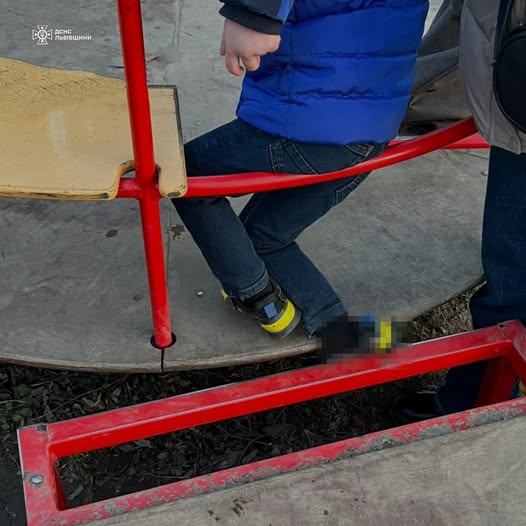 На Львівщині маленького хлопчика затиснуло в каруселі: дитину рятували надзвичайники