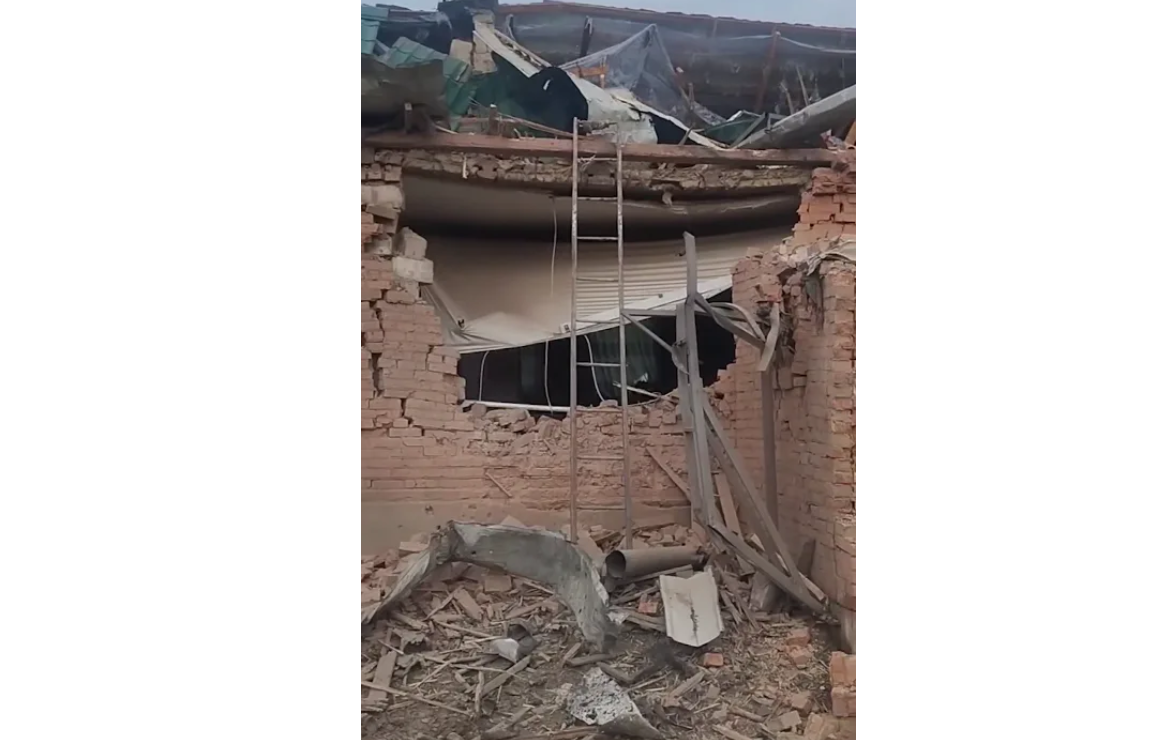 «Вікно вилетіло до дивану»: мешканка Вінниччини показала наслідки нічної атаки дронів (ВІДЕО)