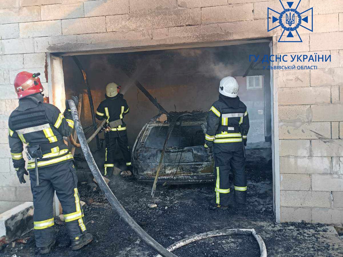 У селі Рихтичі Дрогобицького району в гаражі вщент згорів автомобіль