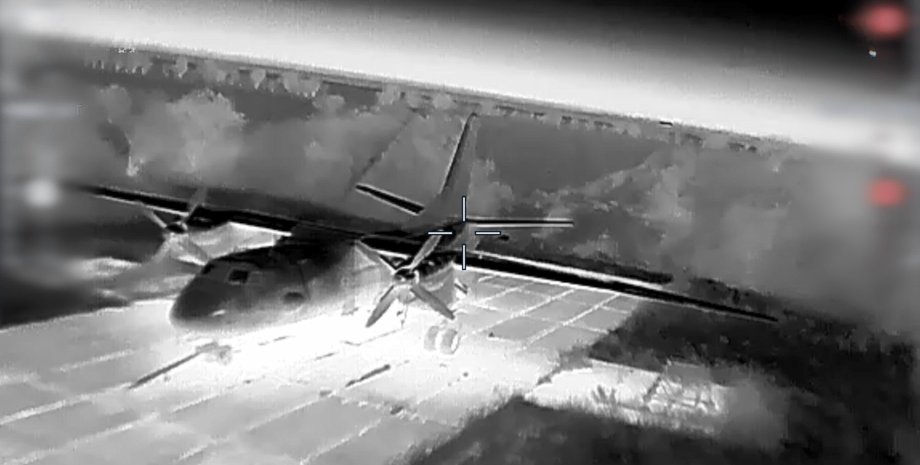 Бійці ГУР вночі знищили два транспортні літаки окупантів у Криму
