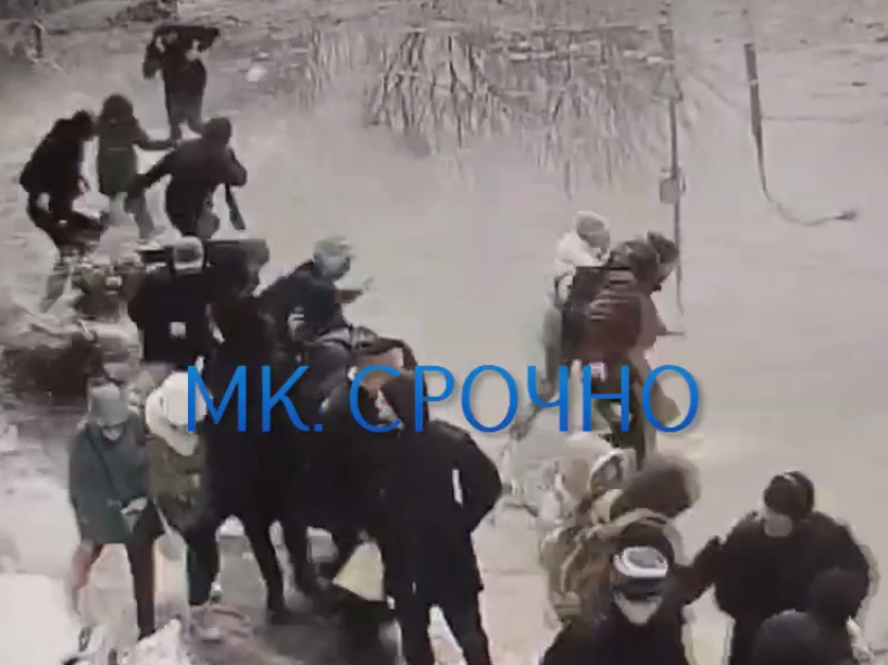 Величезна льодяна брила впала на росіян, які стояли у черзі до військкомату
