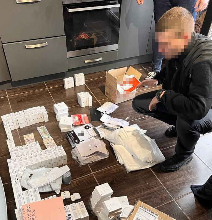 У Львові впіймали шахраїв, які торгували "липовою" технікою