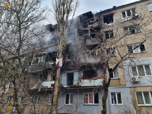 У Миколаєві ворог влучив у житлову будівлю