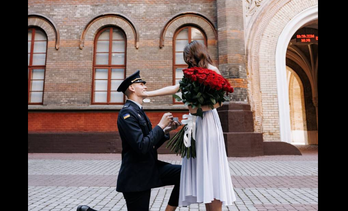 У Львові курсант освідчився своїй коханій. Зворушливі фото