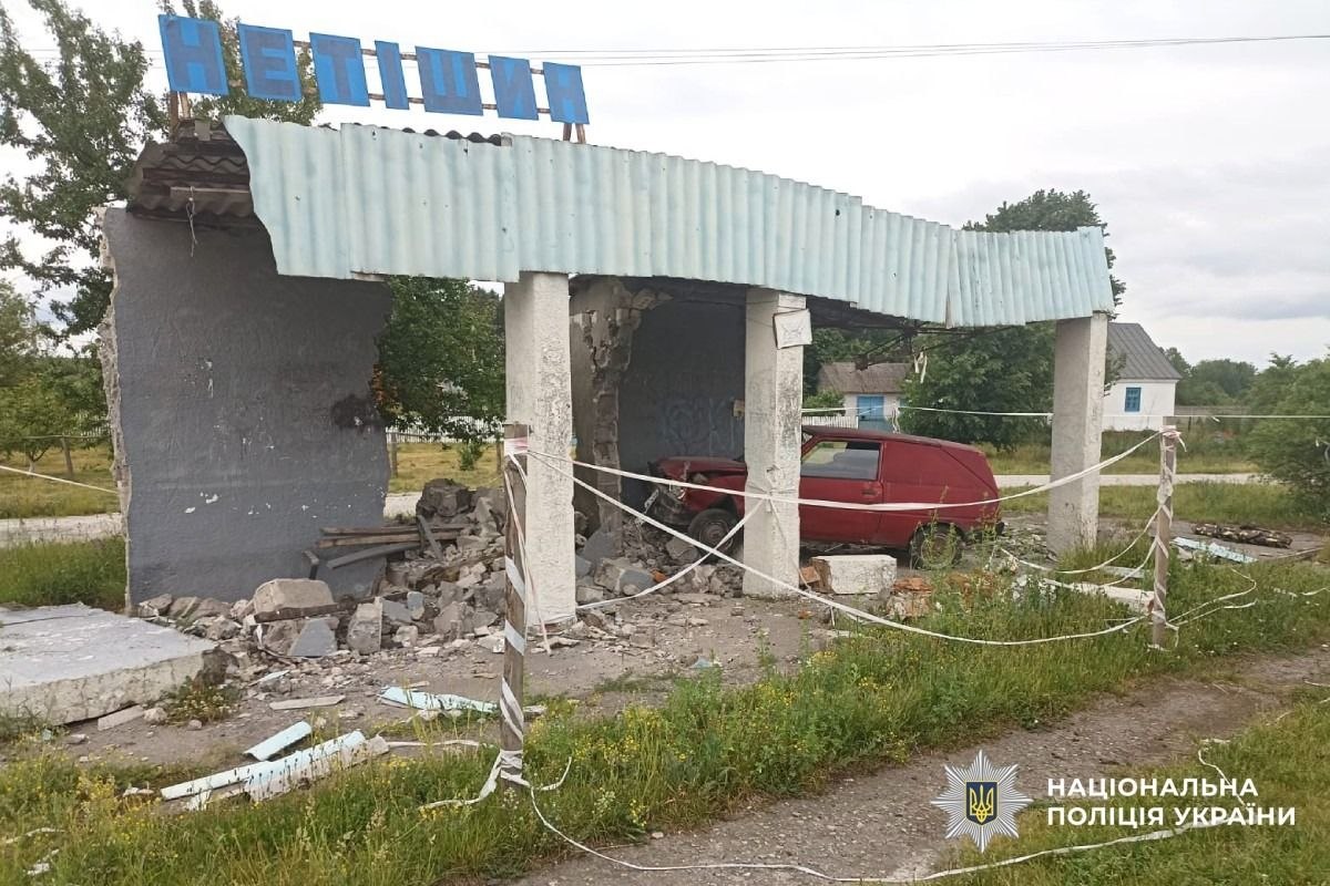 На Хмельниччині п'яний водій зніс автобусну зупинку: фото з місця аварії