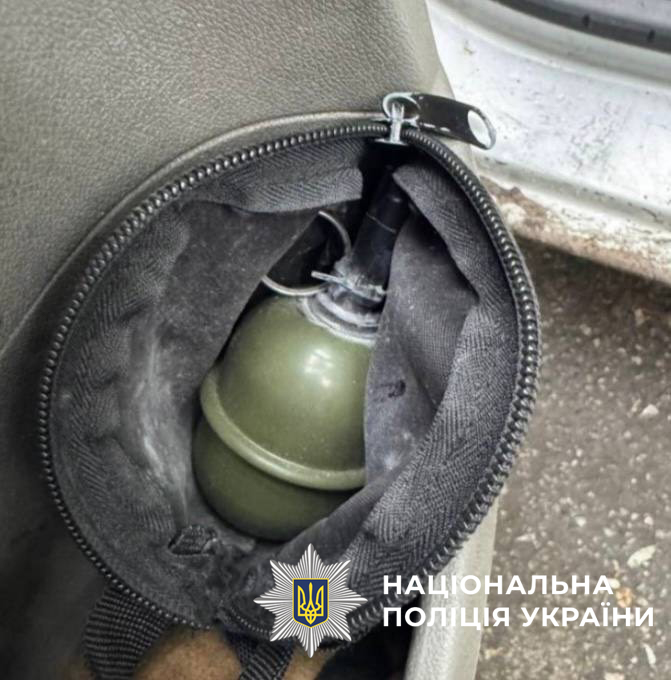 У Києві двоє іноземців погрожували перехожому гранатою та вимагали 5 тисяч гривень