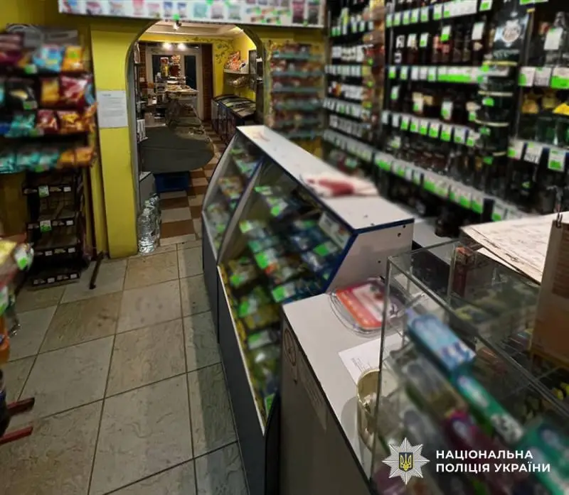 На Житомирщині у магазині чоловік з пістолета вистрелив у продавця (фото)