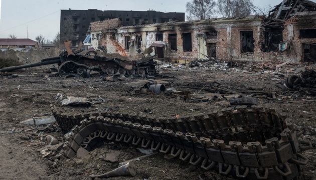 Кийки, кайданки та металеві кліщі. Окупанти катували щонайменше 20 мешканців у Тростянці