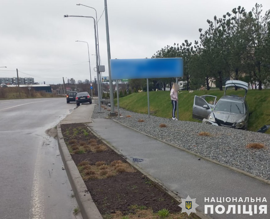 Біля Львова водій «Skoda Octavia» влаштував ДТП. Травмувалася 26-річна жінка