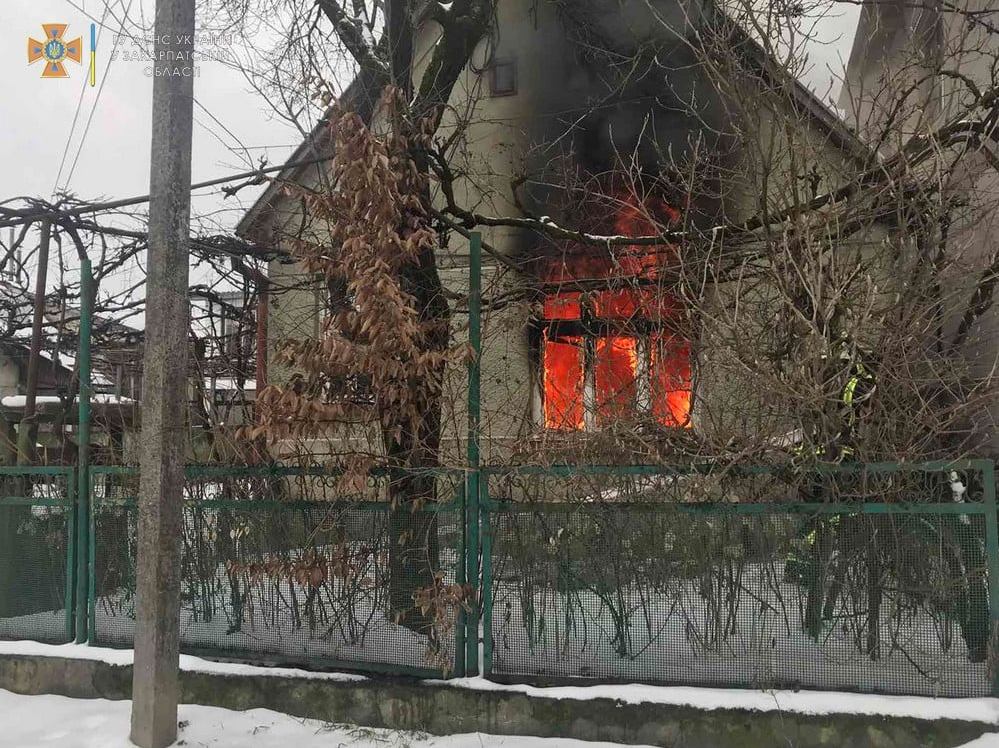 На Закарпатті через електричний обігрівач загорівся житловий будинок