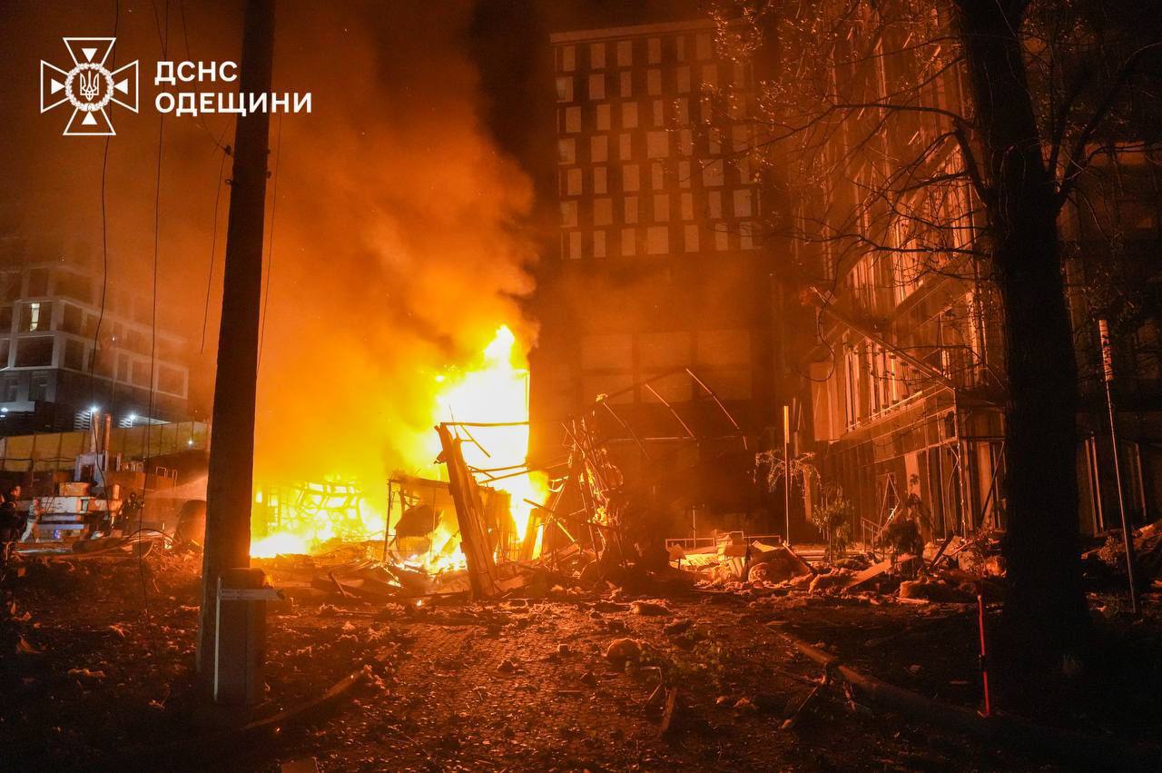 Ворог вночі атакував Одесу: одна людина загинула, пошкоджено транспорт і будівлі