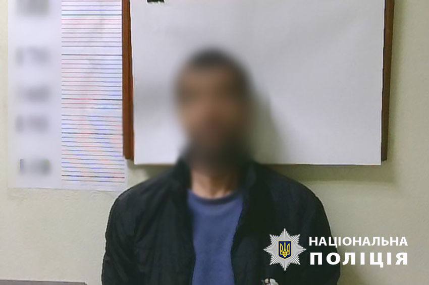 У Києві чоловік закрився з сусідкою в квартирі: чоловік підпалив двері (фото)
