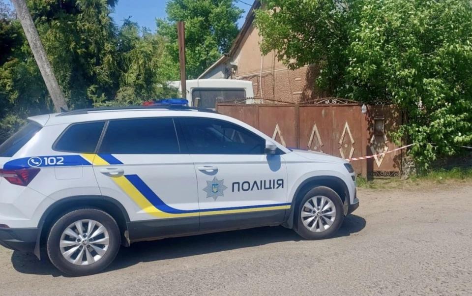 Вибух під час застілля: на Закарпатті чоловік випадково вирвав чеку з гранати (фото)