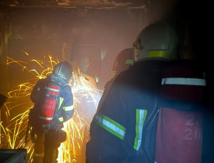 Порятунок з автодрабиною: у Львові вранці палала багатоповерхівка