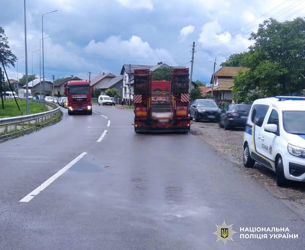 На Львівщині вантажівка зіткнулася з двома легковиками