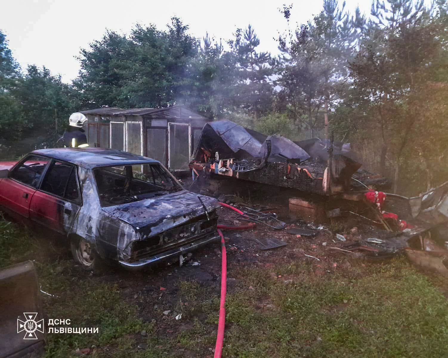 На Львівщині вночі згоріли вулик і автомобіль