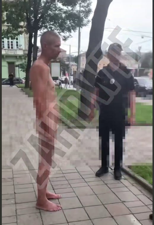 Голий чоловік розгулював у центрі Львова (ВІДЕО)