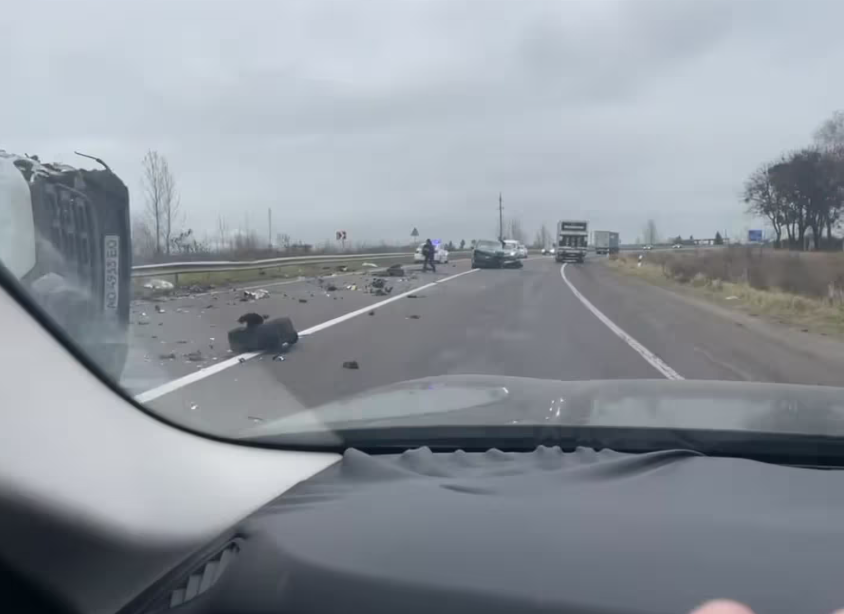 На Львівщині перекинувся автомобіль: рух ускладнений
