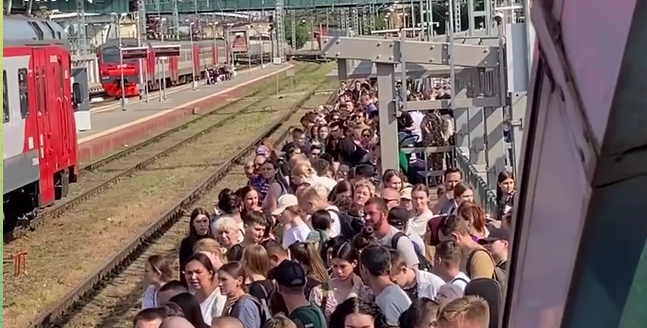 На вокзалах Ростова - величезні черги. Росіяни хочуть утекти з міста