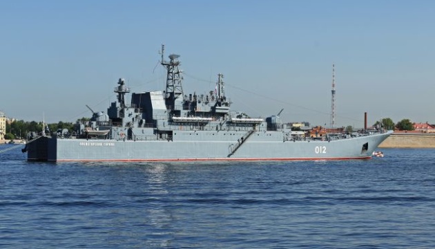 У мережі з’явилися супутникові знімки підбитого корабля РФ у порту Новоросійська