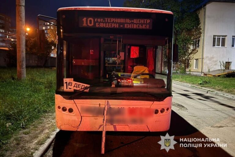 У Тернополі жінка травмувалася в тролейбусі: що сталося