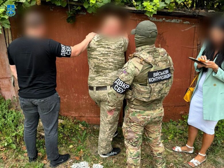 На Тернопільщині затримали працівника ТЦК, який торгував гуманітарними авто для ЗСУ