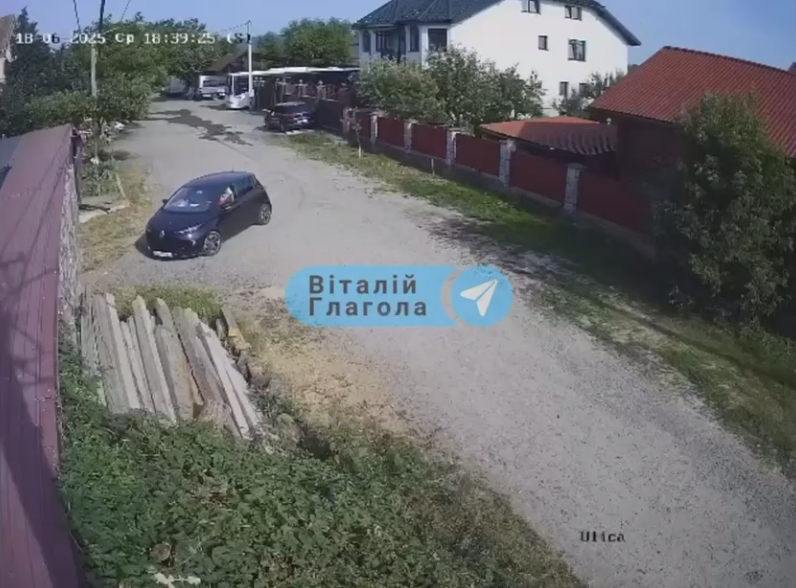 З'явилось відео нападу на бізнесмена Микола Жолтані: Вдарив ножем і втік на велосипеді