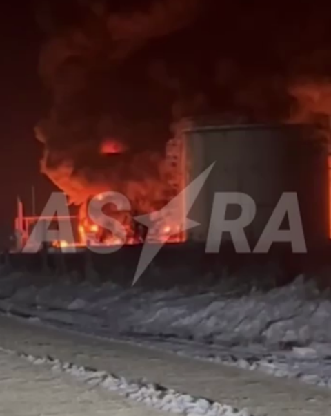 На Кубані РФ внаслідок атаки дронів загорілася нафтобаза (відео)