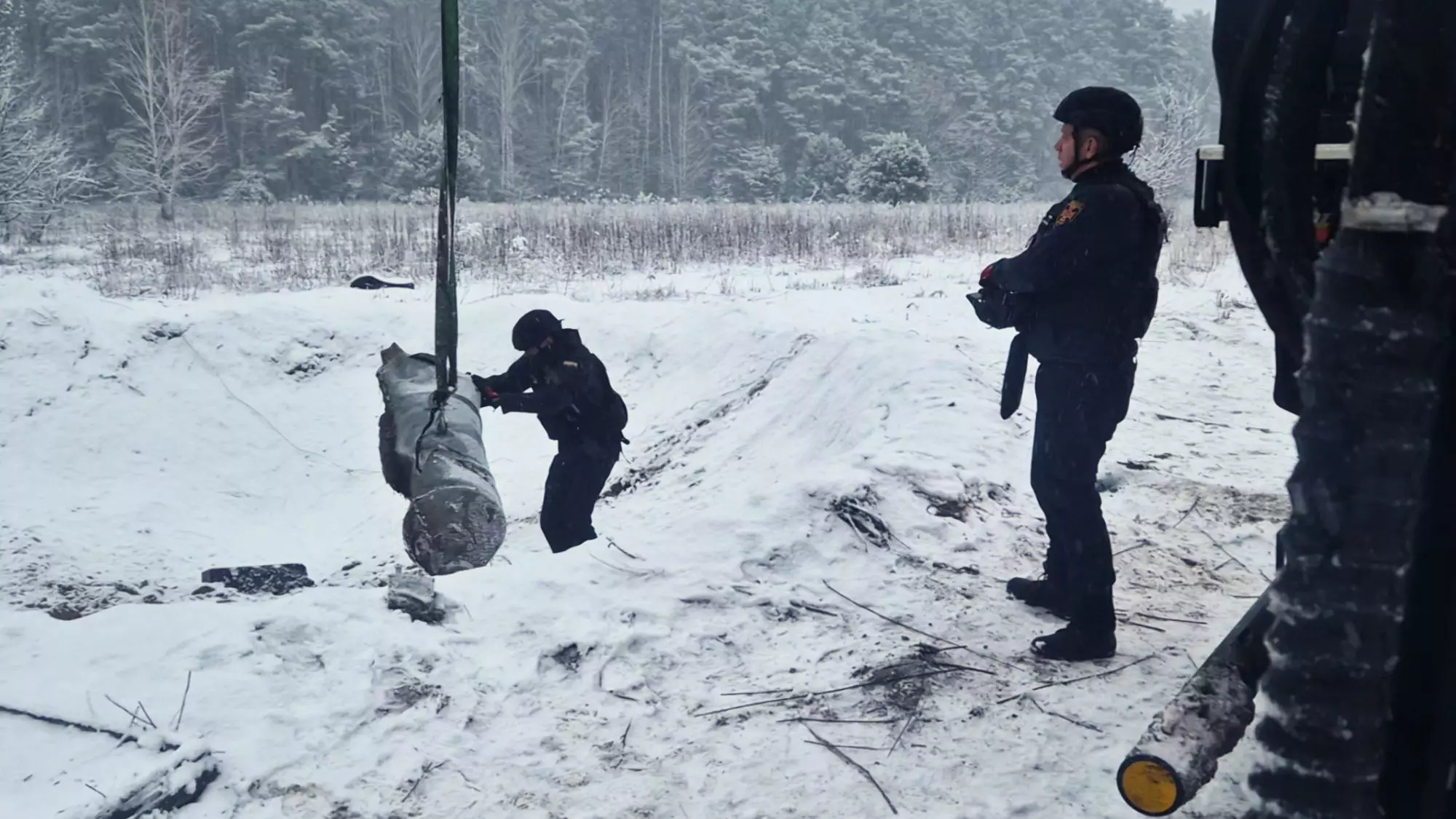 На Київщині найшли російську авіабомбу: з'явилося відео з місця