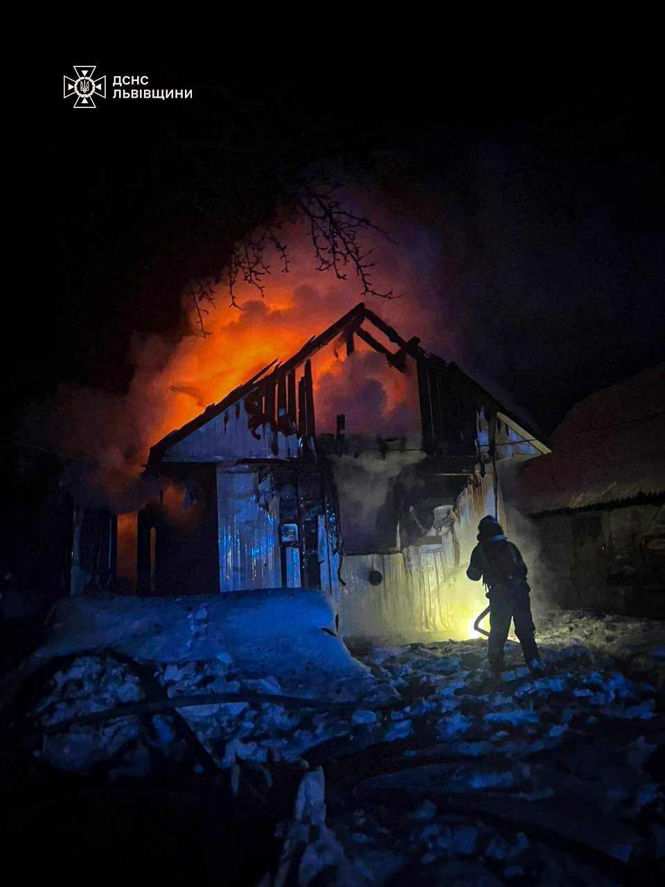 Гасили пожежу власними силами: Як на Львівщині врятували будинок від вогню