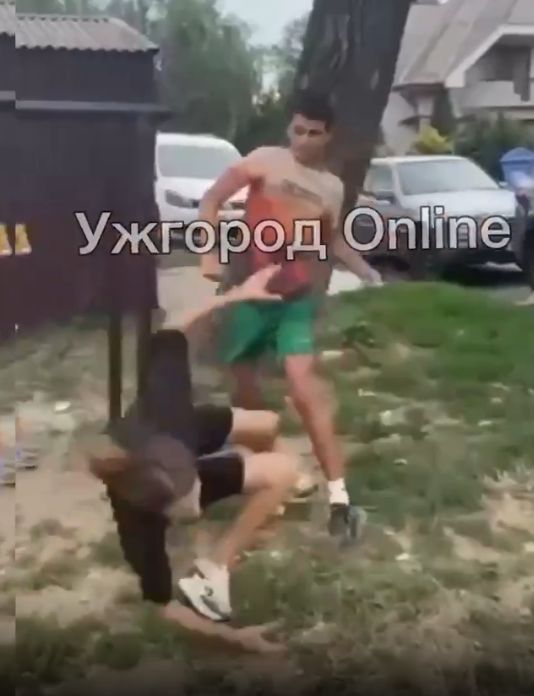 В Ужгороді підліток побив дівчину. Відео бійки потрапило в мережі