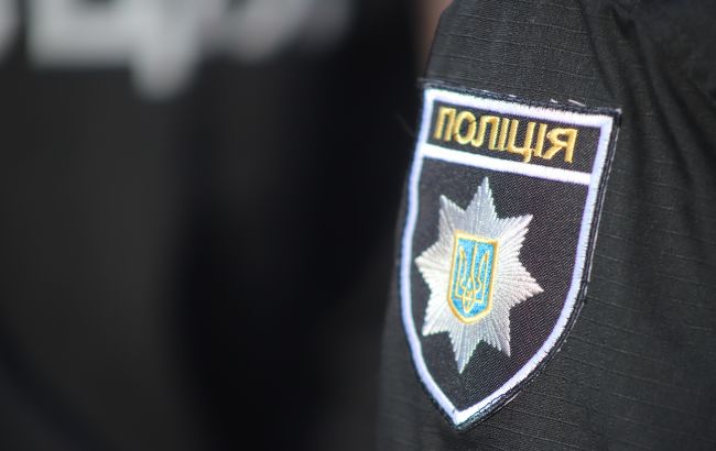 У Хмельницькому чоловік на Алеї Слави ножем порізав портрет Героя Небесної Сотні (фото)